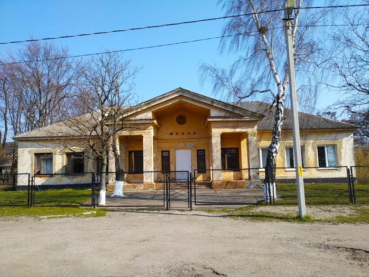 яндекс.картинки. Школа на балтийской косе - самой западной точке РФ, на фотке она еще ничего выглядит, в реале - без слез не взглянешь