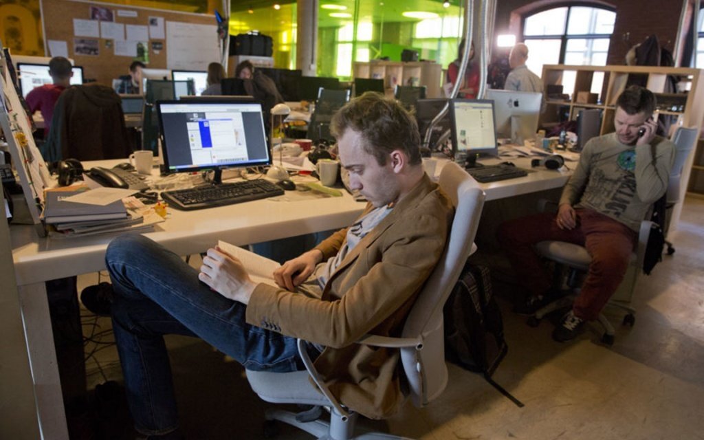 Работа в редакции - это конвейер. Кто за ним стоял, соврать не дадут. Открытый источник.