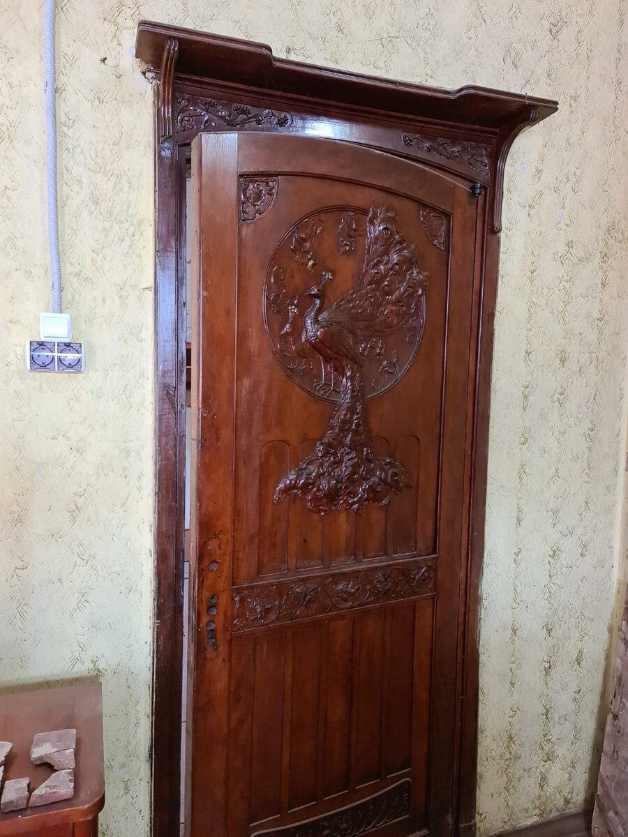 Дверь с павлином в кабинете С.П. Рябушинского