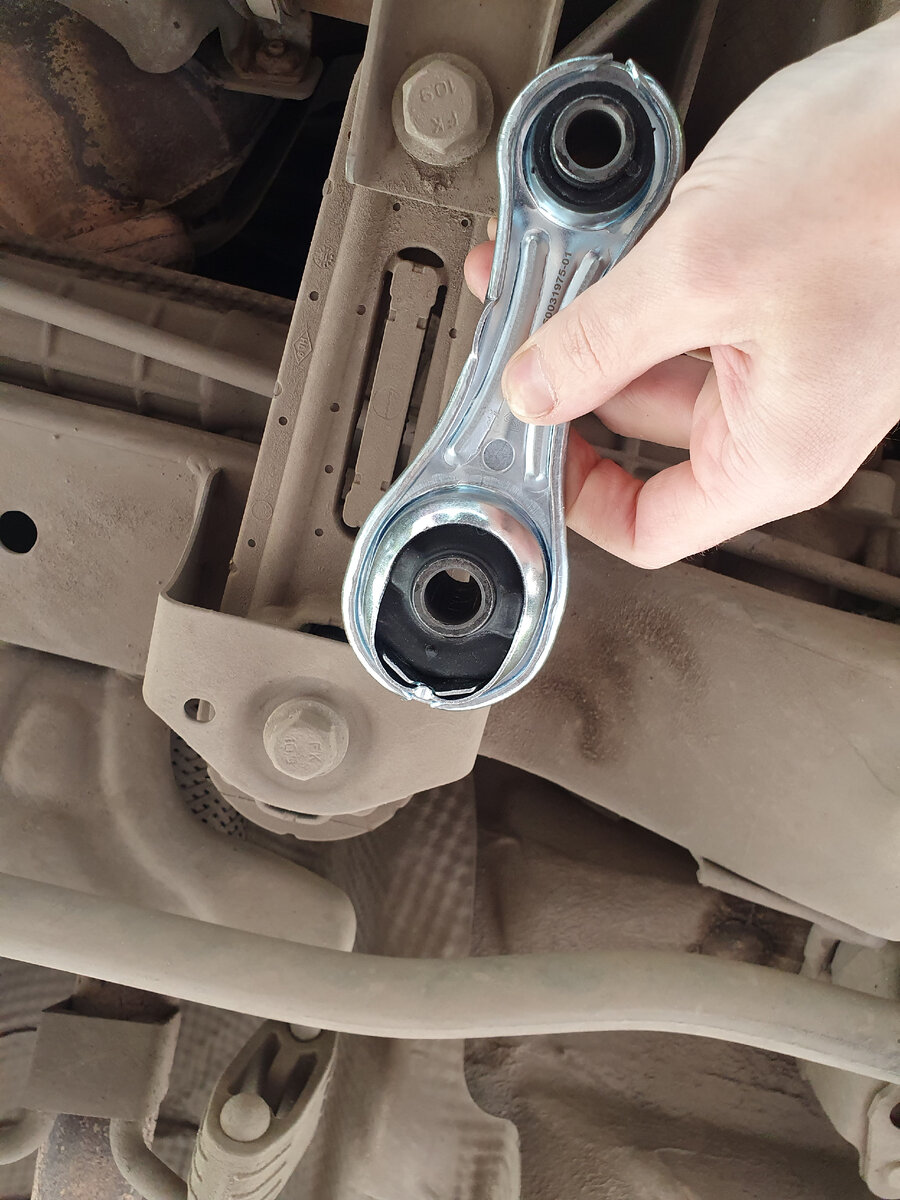 Новая та что блестит она меньше, усиленная, но не для моего ларика 18года.