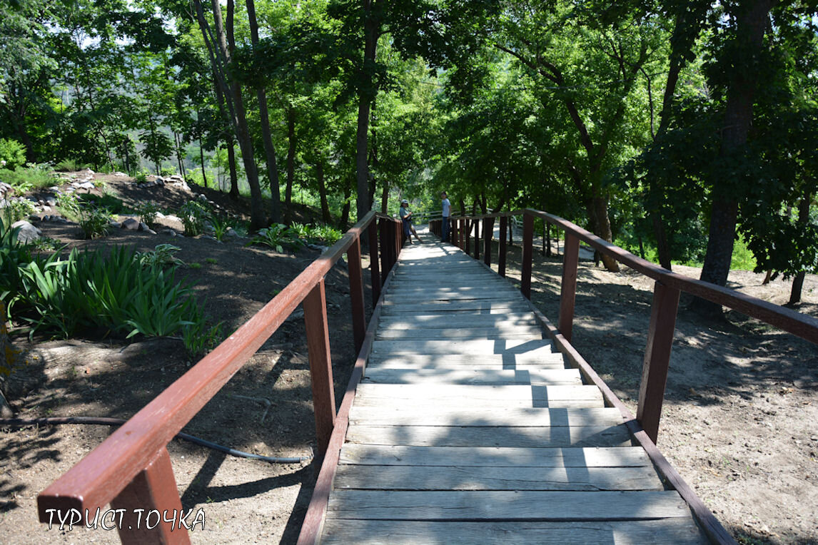 Спуск по лестнице к пещерам