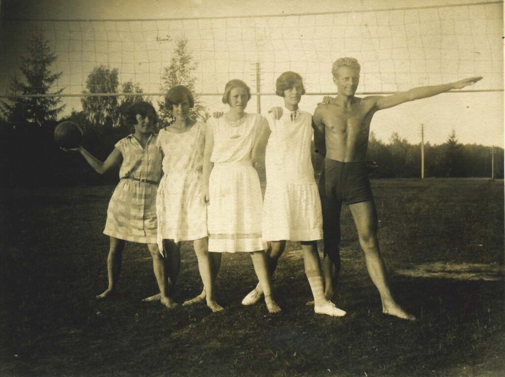 Летом в Измайлово. Неизвестный автор, 1928 год, г. Москва, из архива Людмилы Сухининой.