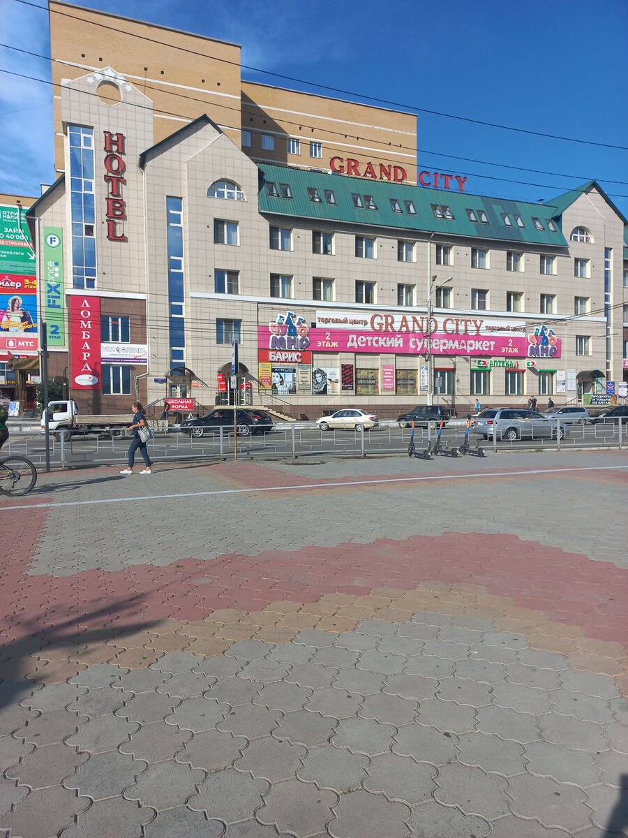 Здание отеля, в котором я жил