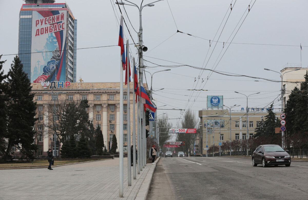 Российские флаги на площади Ленина в Донецке // Sputnik / Сергей Аверин