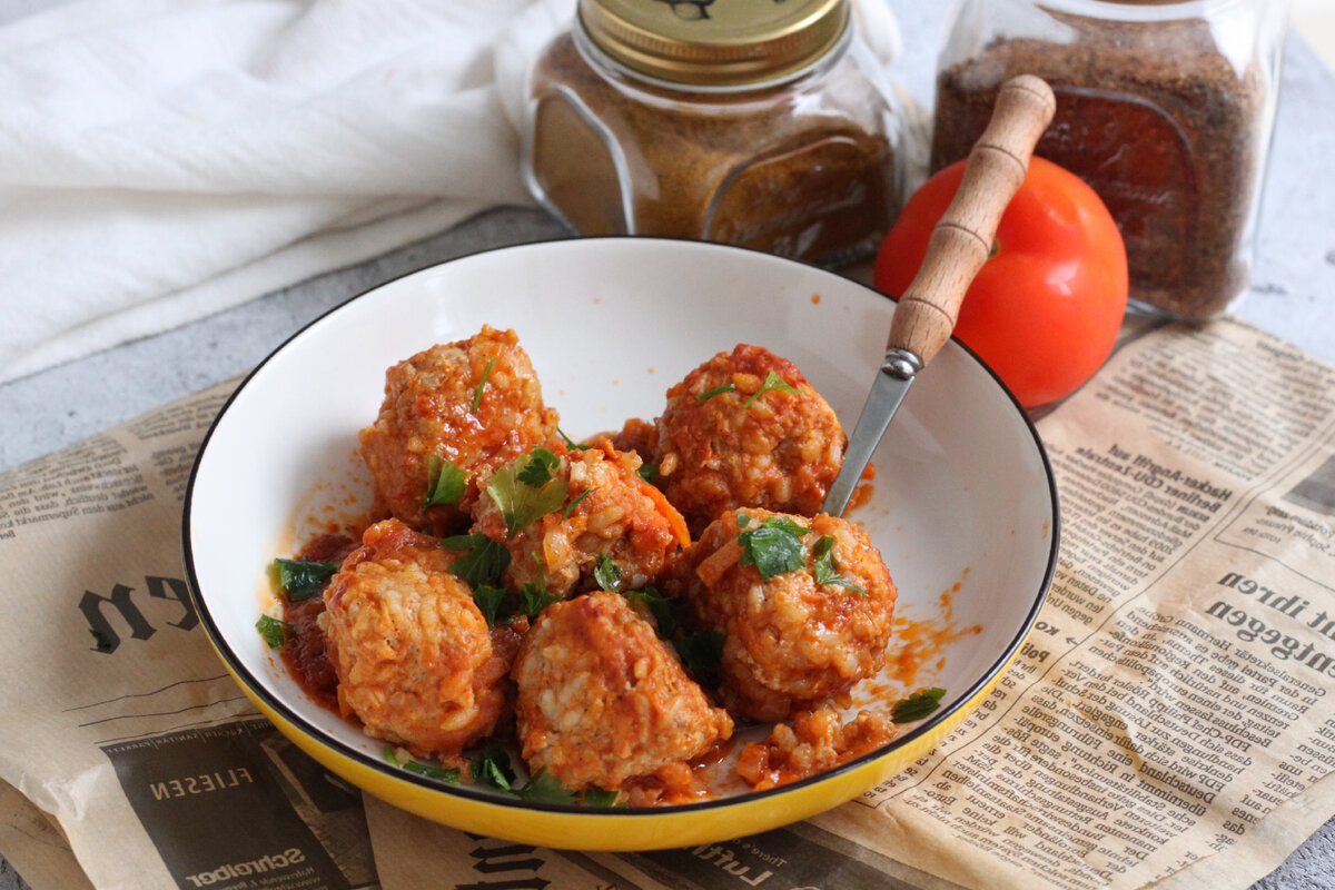 спагетти с фрикадельками в томатном соусе. фрикадельки митболы. тефтели на ужин. гречневые тефтели с грибами. тефтели.