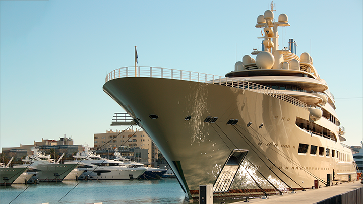 СУДНО DILBAR, КОТОРОЕ ПРИНАДЛЕЖИТ ВЛАДЕЛЬЦУ USM И "МЕГАФОНА" АЛИШЕРУ УСМАНОВУ.  ФОТО: M J W/SHUTTERSTOCK 