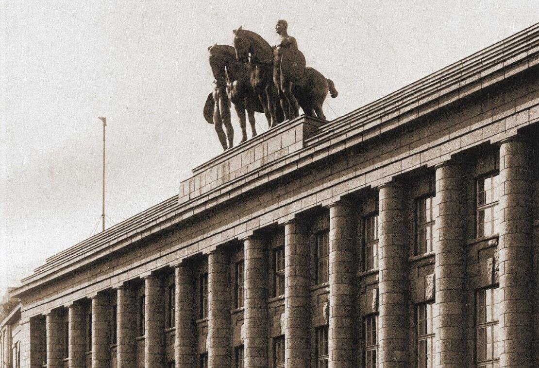 Немецкий спб. Здание германского посольства в Санкт-Петербурге. Здание немецкого посольства в Петербурге 1914 год. Здание германского посольства Санкт-Петербург 1914 Петер Беренс. Здание немецкого посольства в Санкт Петербурге Беренса.