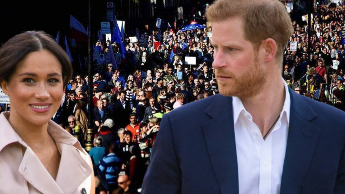 Меган и Гарри на фоне недовольной толпы британцев