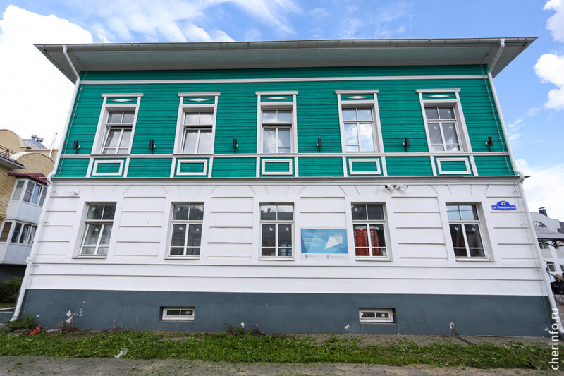    Подсветка статичная, белого цвета, гармонирует с отделкой второго этажа. Здание музея готово на 85%.