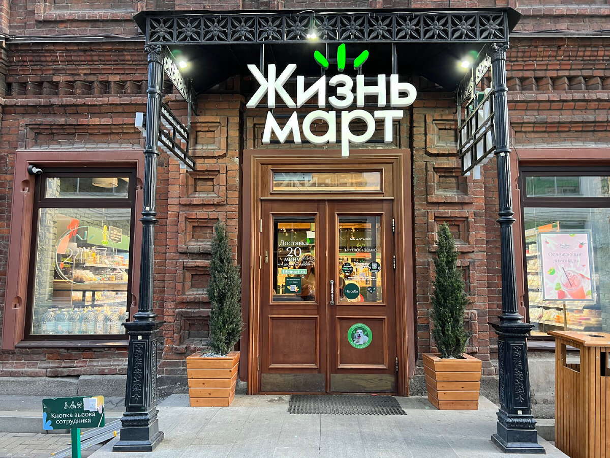 Привлекательные вывески встретят вас в самых людных местах 