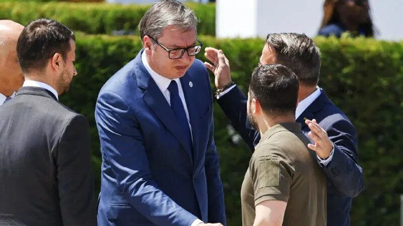 Сербский президент Вучич неожиданно предстал в образе эдакого парламентёра и посредника Венгрии. Эта встреча была чуть раньше. Но по эпичности момента затмит многие. Кто видел видео меня поймёт.