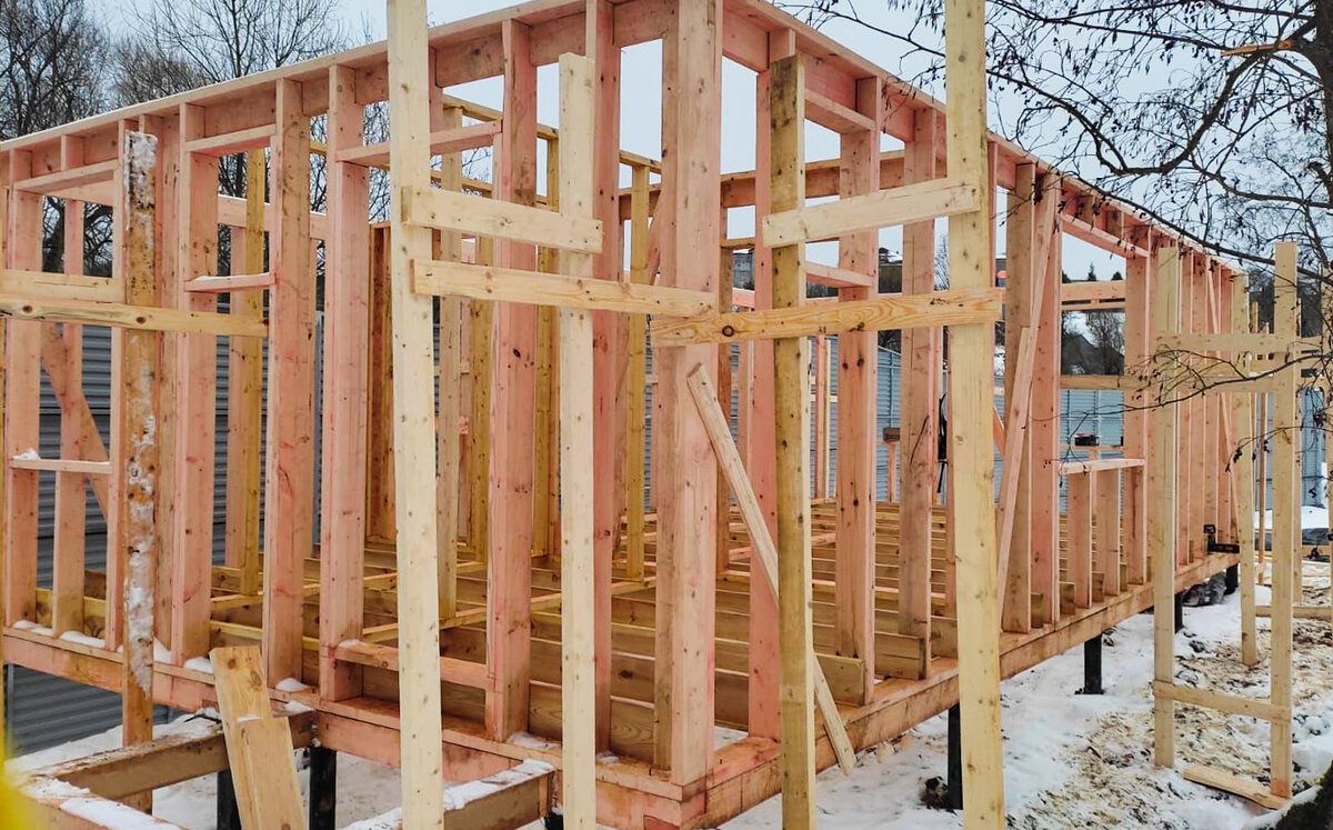 Строительство каркасного дома на винтовых сваях зимой