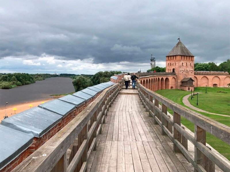 Городенский детинец. Кремлевский пляж Великий Новгород. Могучий Новгородский Кремль. Новгородский Кремль. Деревня викингов Липецкая область.