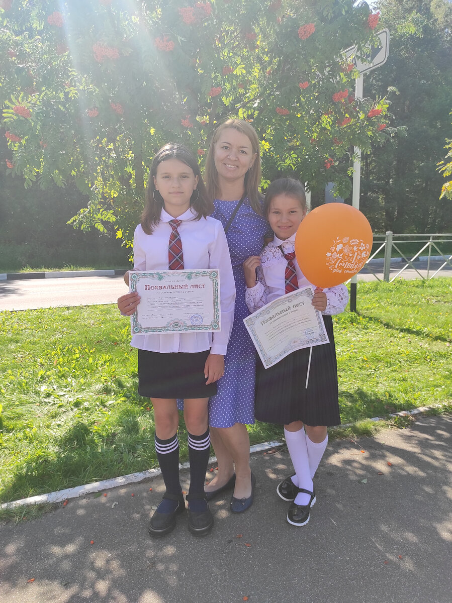 Стремление к учёбе такое сильное, что аж полежать захотелось 😁 Детские трофеи – похвальные листы.