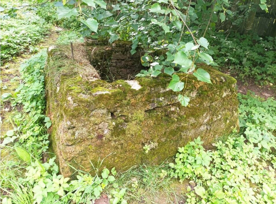 Колодец в Таицкой усадьбе близ усадебного дома. Современная фотография