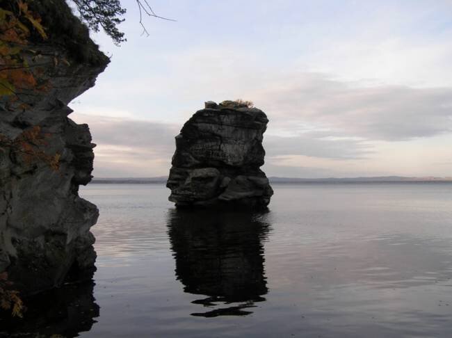 9. Озеро Иткуль 

В переводе с Башкирского Иткуль означает «мясное озеро», так как «ит» («мясо»), а «куль» («озеро»). Ученые полагают, что такое название озеру дали из-за обилия в нем различной рыбы. Хотя есть версия, будто по приказу Демидовых, туда скинули несколько обозов свинины, дабы прогнать мусульман, которые жили неподалеку от водоема и протестовали против промышленных работ. Но не этим фактом печально знаменито озеро Иткуль. А тем, что посреди его водной глади угрожающее возвышается так называемый «Шайтан Камень». Существует версия, будто во времена седой древности, на этом камне приносились человеческие жертвоприношения ради урожая и хорошей погоды. Примечательно, что спустя века, жизни людей продолжают обрываться близ этого камня. Очень много пловцов утонуло, а те, кто остались в живых описывают неприятное чувство, будто сквозь них проходит какой-то энергетический шнур.
