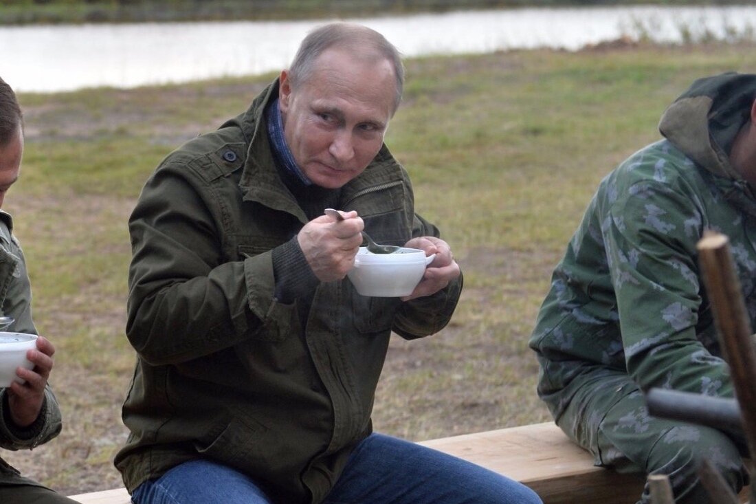 Путин Владимир Владимирович ест