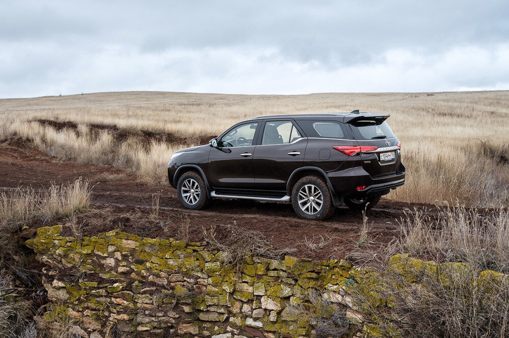 Несмотря  на то, что внедорожник Fortuner и пикап Hilux –ближайшие родственники и  построены на общей агрегатной базе, габариты у двух машин полностью  разные. Fortuner короче на 535 мм (4 795 мм), а его колёсная база меньше  на 335 мм (2 750 мм), зато, он на 20 мм выше (1 835 мм). И только  ширина у двух машин одинаковая –1 855 мм.  