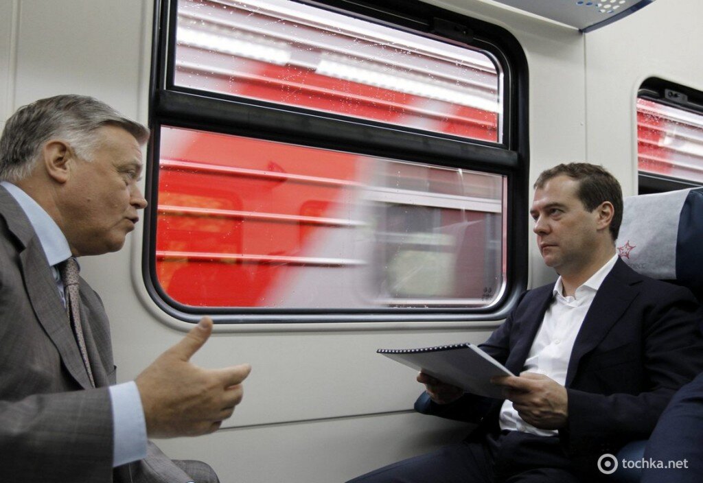 
Новый год – всегда долгожданное событие. Многие ждут его не только ради праздника, веселья и хорошего настроения, но и потому что к новому году работодатели нередко выплачивают премии. В некоторых организациях вместо премий работники получают так называемую 13 зарплату. Платить ее или нет, каждый работодатель решает самостоятельно. Но в конце 2017 года произошло событие, которое долгое время ждали работники железнодорожного транспорта – Российские железные дороги сообщили о том, что их сотрудники получат за долгое время 13-ую зарплату.