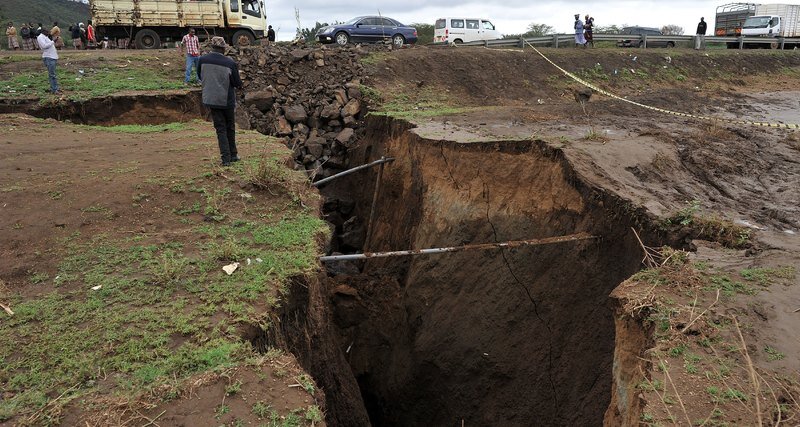 Огромная трещина в земле неожиданно появилась в юго-западной Кении, и она может быть первым признаком того, что Африка со временем разделится на два континента. По крайней мере, такая версия существует у некоторых ученых.
