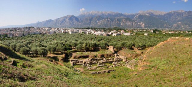На фото: Панорама современной Спарты. На заднем плане видна гора Тайгет, отделявшая Лаконию от соседней Мессении. На переднем плане развалины театра римского времени. Фото сделано с холма, на котором располагался акрополь Спарты 
