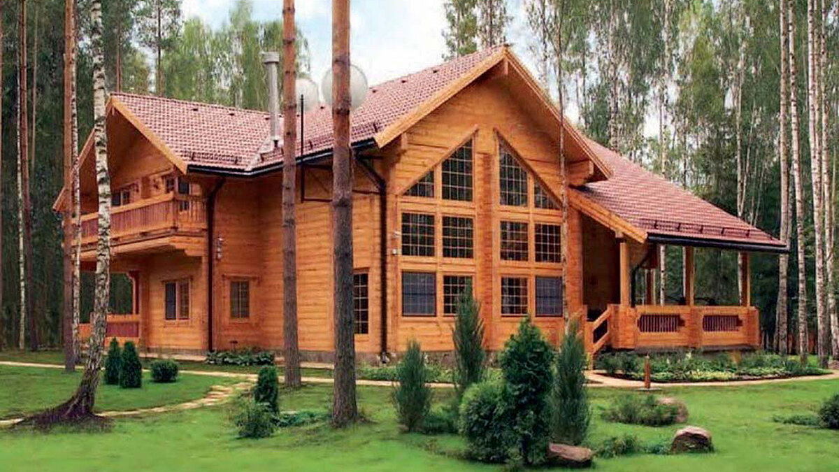 Современный брусовый дом на участке.