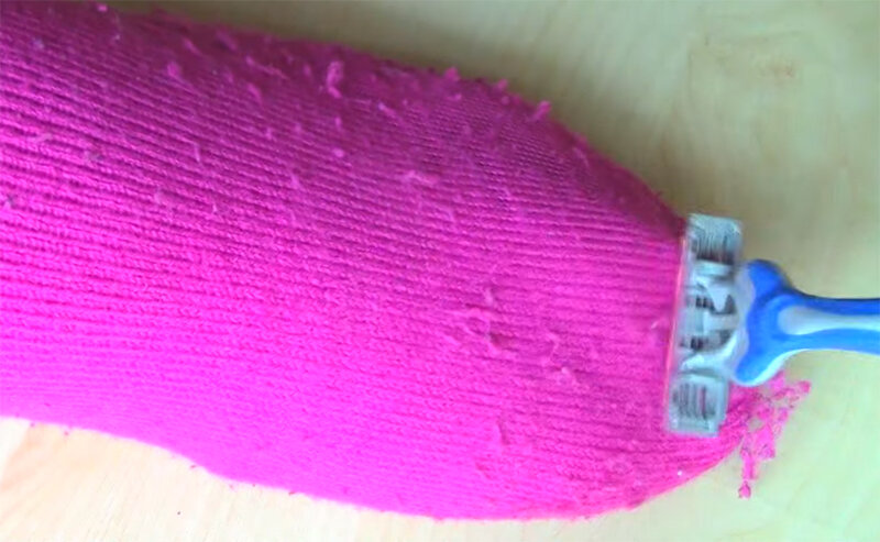 Зачем брить носки
Обычная бритва поможет тебе избавиться от катышков на любимом свитере, носках или даже кашемировом пальто.
