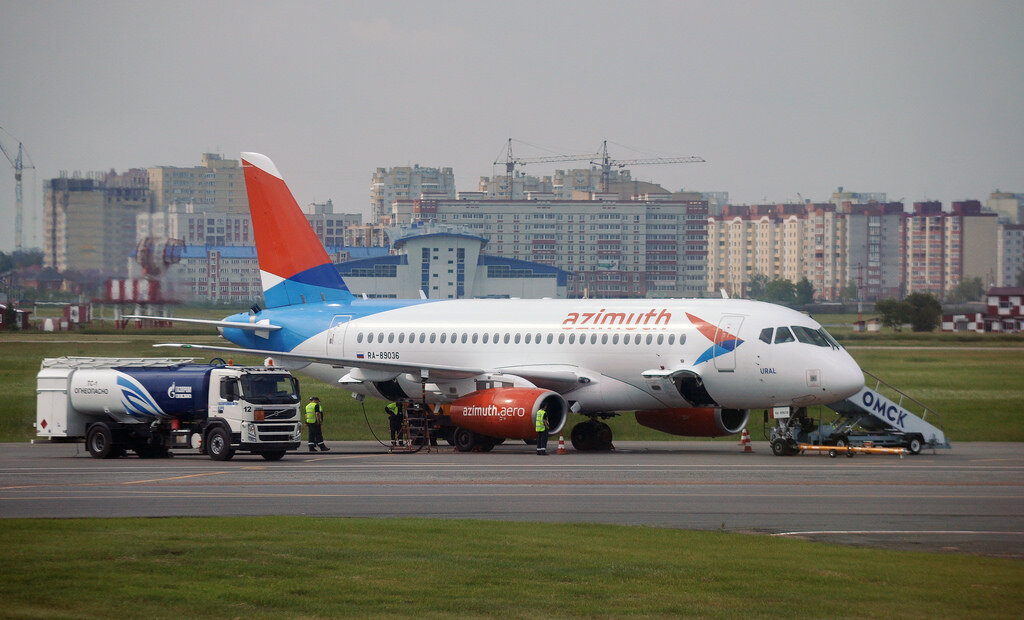 Самолет омск москва. Сухой Суперджет 100 Азимут. Азимут самолет Суперджет 100 Омск. Азимут авиакомпания Внуково. Суперджет ра 89181 Азимут.