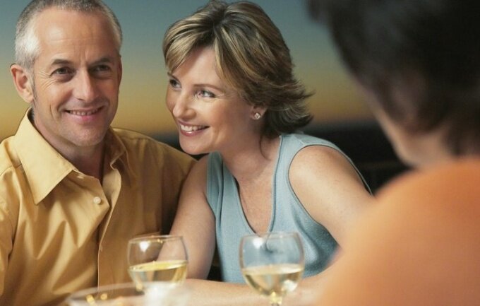  Мечты о собственном кафе или ресторане для своей реализации, помимо стартового капитала и концепции, нуждаются в грамотной подготовке документов. Для открытия кафе необходимо собрать определенный перечень.Найдите помещение, в котором будет располагаться ваше заведение. Перед тем как начать строительные работы и открыть собственное кафе, получите разрешение на размещение объекта. Этот документ выдается Роспотребнадзором и является официальным согласием данного органа на размещение кафе или ресторана в имеющемся помещении.Необходимо получить разрешение от органов пожарной безопасности, если вы планируете открыть кафе в свежепостроенном здании, это разрешение будет выдано при сдачи здания в эксплуатацию.