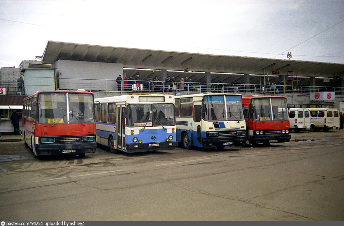 Междугородние автобусы у станции "Выхино", 1990-е 