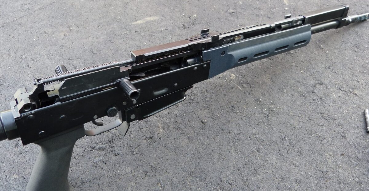Вид на автоматику карабина со снятой крышкой                                       