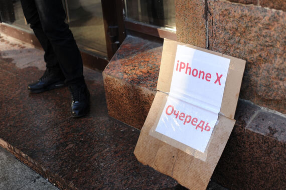 Сыро и холодно, но стоять надо!