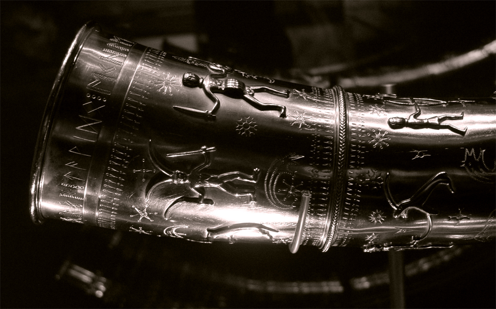 Кубок, венчик которого украшен руническим письмом.