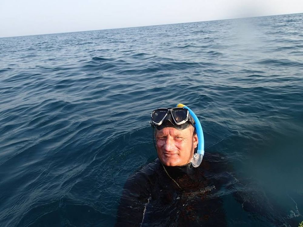 Юрий Бурлак во время заплыва. Фото: кубань-инфо.ру