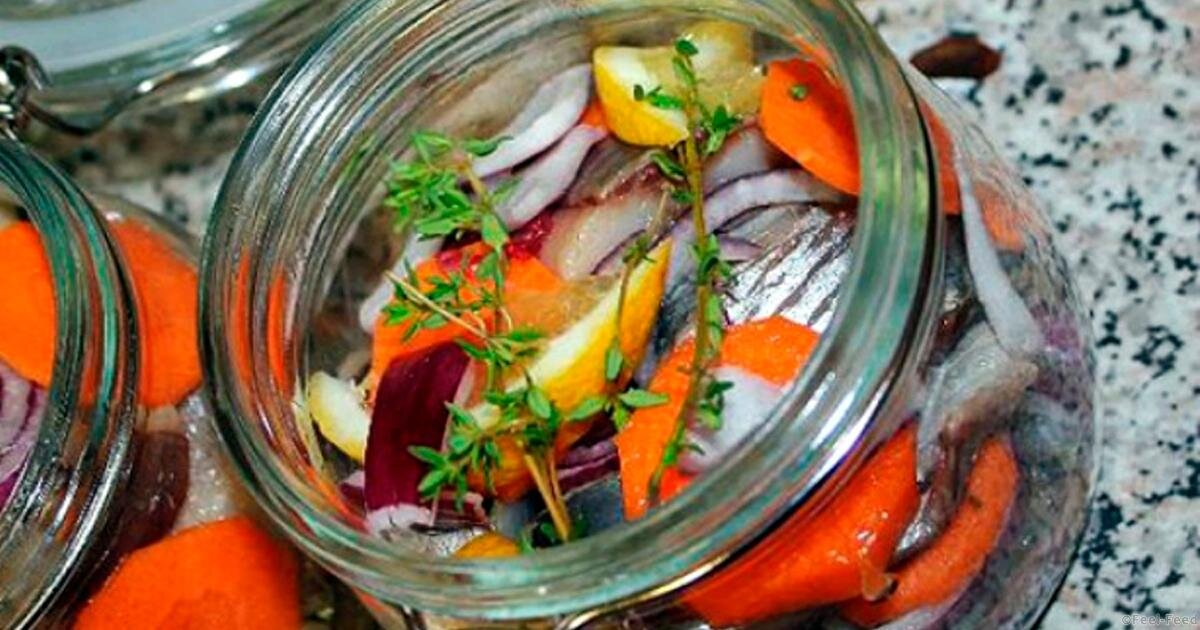 сельдь маринованная. рецепт маринуем сельдь. селедка по. подача маринованнованой селедки. сельдь в маринаде.