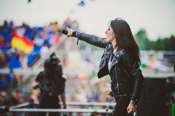 Вокалистка группы "Louna" Лусине Геворкян во время выступления на рок-фестивале "Нашествие"