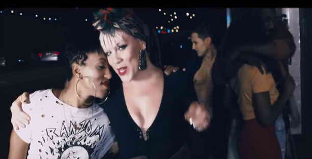 Американская певица P!nk в новом клипе на песню Secrets