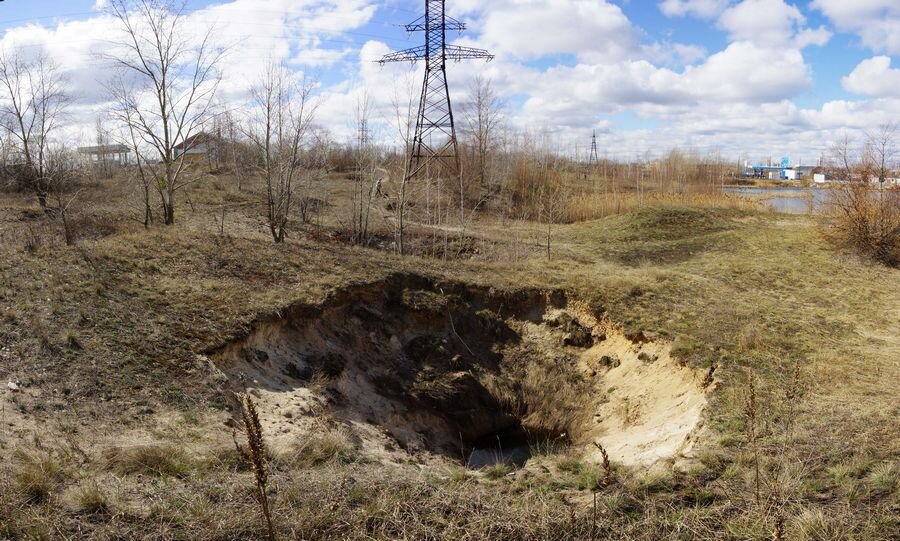 Рис. 1. Постоянно обновляемая в течении последнего десятилетия карстовая воронка на карстовом участке «Корунд» в Дзержинске