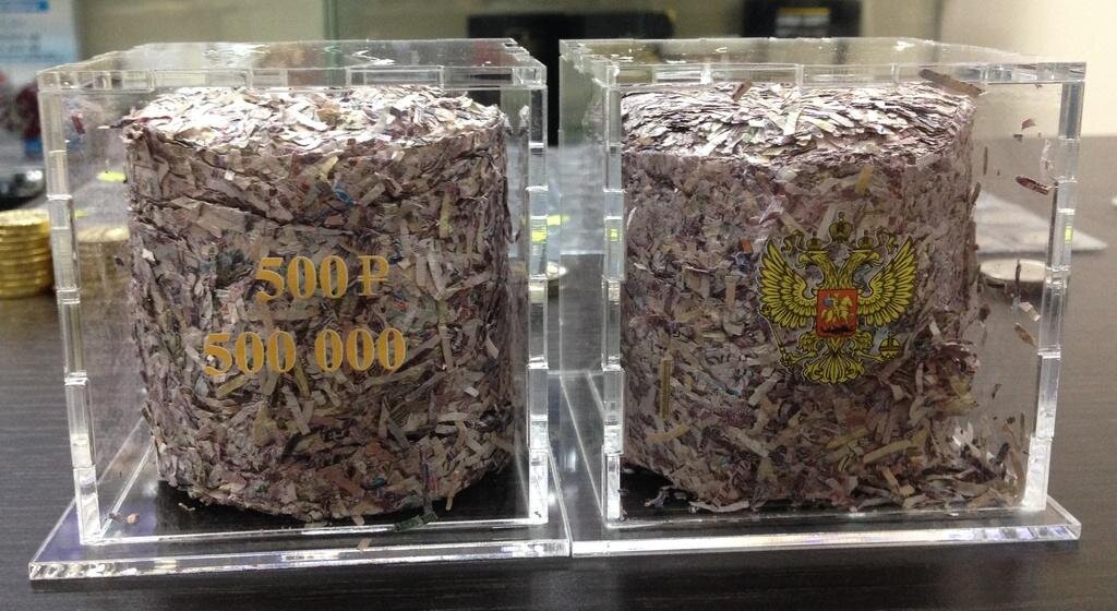 Доллар в шредере. Куча старых купюр. Утилизация банкнот. Утилизация банкнот. Деньги в шредере.