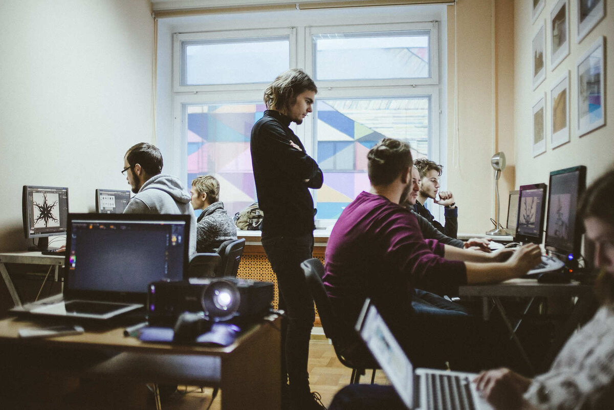 Максим Молнар мечтает создать свою компанию из глухих айтишников, которые смогут работать не хуже слышащих. Фото: Александр Васюкович, «Имена»