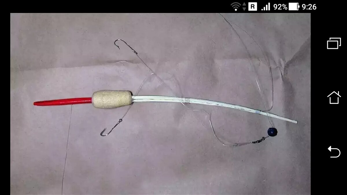 Как сделать два крючка на поплавочную удочку. Поплавочная удочка на карася с 2 крючками. Крючок на рыбалке на удочке. Удочка с поводком и поплавком. Поплавочная снасть с несколькими крючками.