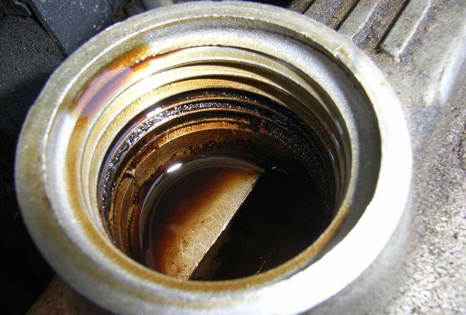 Фото сделанное примерно через 30-60 минут после остановки двигателя. Масло удерживает взвесь частиц.