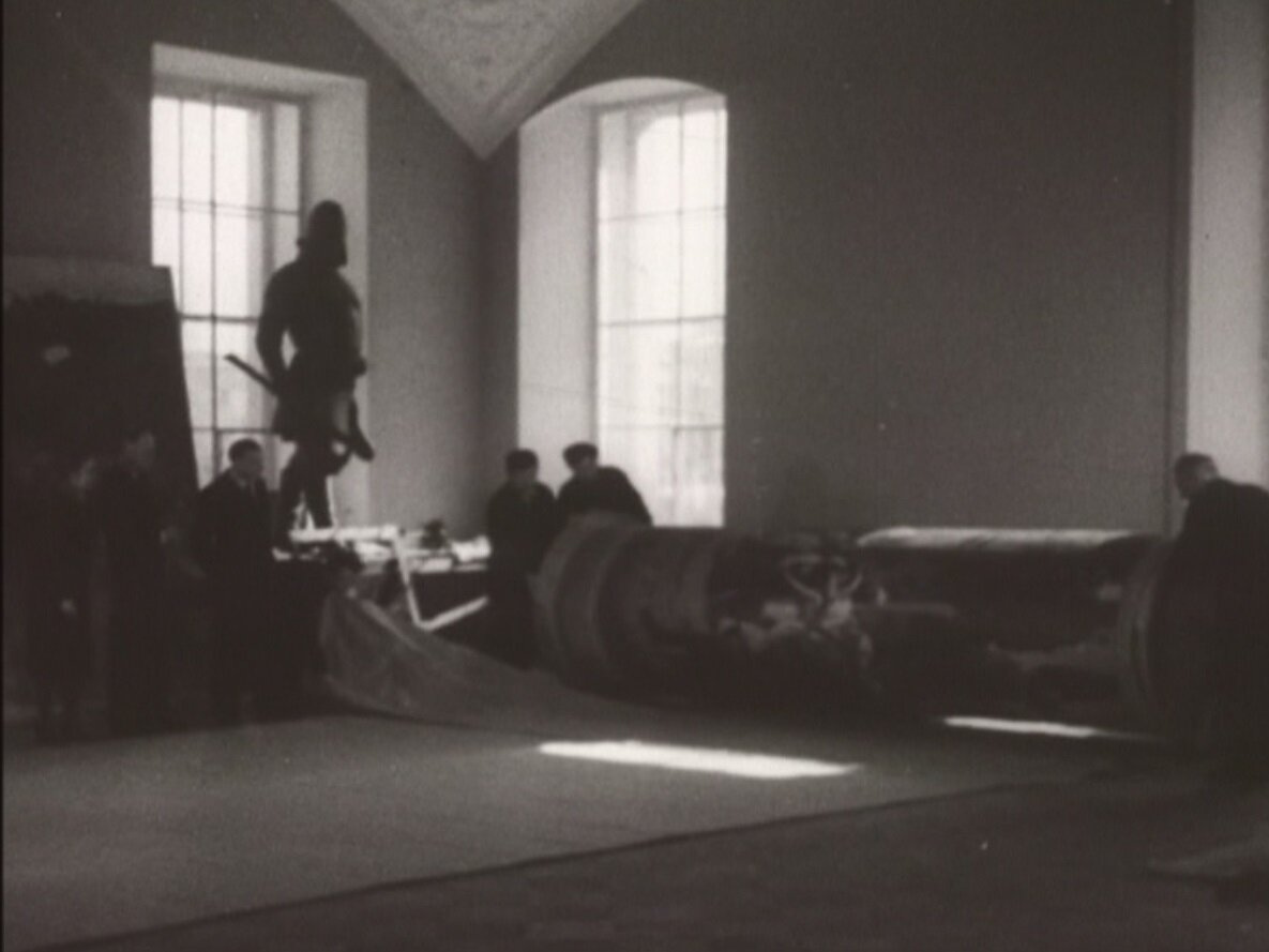 Накатывание больших полотен Русского музея на фанерные валы для безопасной транспортировки и консервации картин