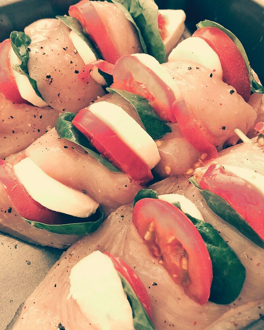 Диетическая курочка , запеченая под зеленым соусом. 

Ингредиенты и способ приготовления
1 Сыр Моцарелла
2 Куриное филе
3 Базилик веточку
4 Петрушка  веточку
6 Шпинат  пучочек
7 Грецкий орех 35 гр

Зеленое масло:

8 Оливковое масло 50гр.
9 Чеснок 3 зуб.
10 Соль, перец - чепотку по вкусу

Приготовление:

Выложить куриное филе на противешь , сделать надрезы , и в надрезы положить сыр , помидор , зелень , незабудьте посолить поперчить , по вкусу
Подготавливаем зеленое масло , положите в тару базилик, чеснок , гретукий орех, шпинат , и залейте все оливковым маслом , взбейте выложеный  соус  блендером, до однородной массы.
Залейте готовое филе , зеленым соусом и отправте в духовку на 25 - 30 минут при 180С.
Приятного аппетита.