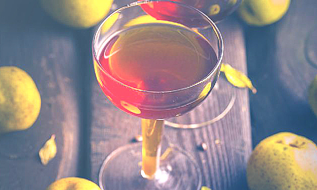 Стакан с настойкой из айвы