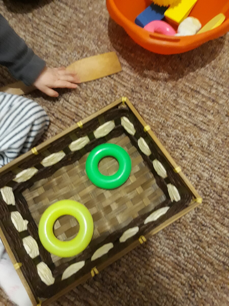  Развивающая игра для детей 9-10 месяцев, очень нам понравилась!😁👌 И так нам понадобится: 1. две чаши или емкости 2. легкие кубики или колечки 3.-2