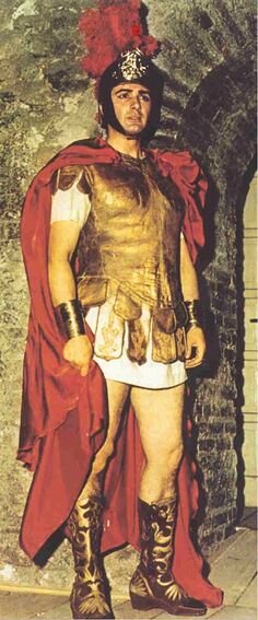 Франко Корелли в роли Поллиона