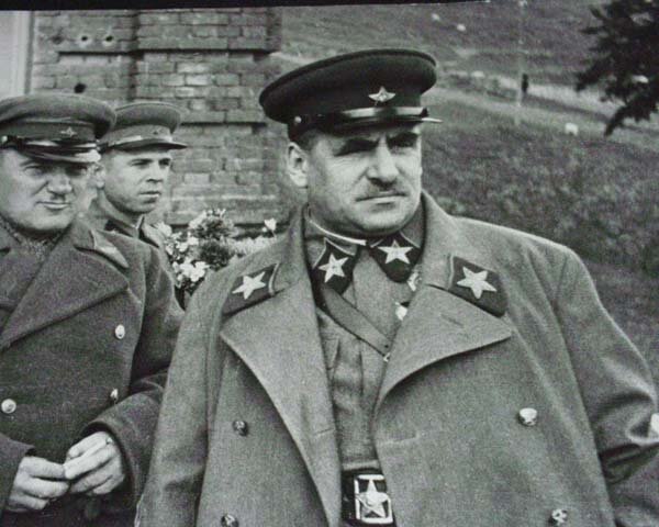    В 1937 году, когда маховик террора добрался до советской верхушки, в том числе и до армии, Василий Блюхер был одним из пяти военных, имевших звание маршала.-2
