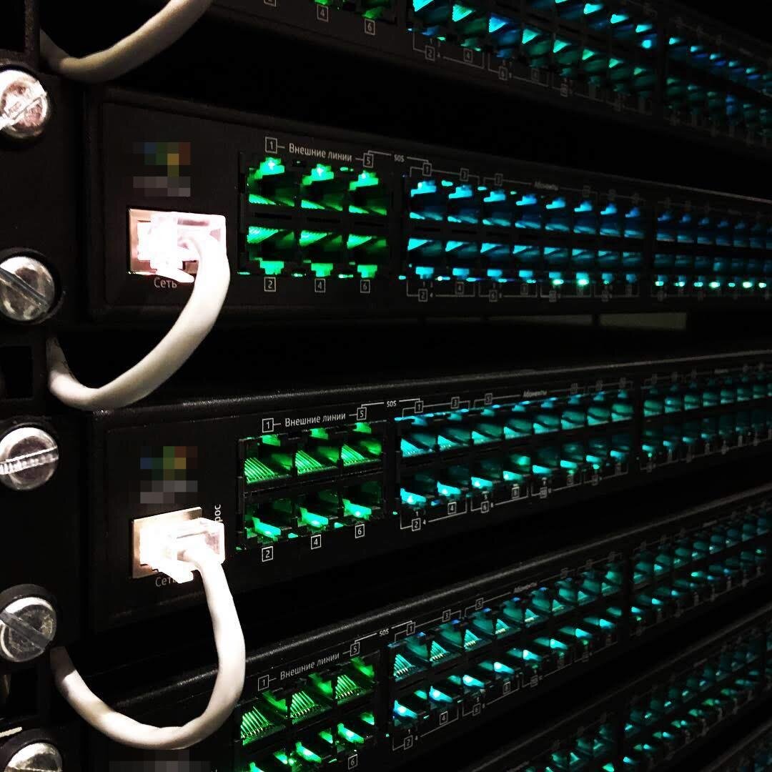 Сегодня чего только нет, а в нулевых за счастье было владеть любым "хабом", который горел при первой же грозе. Не все коллеги разбирались в чем отличие концентратора от коммутатора, но главное - 10мбит сеть есть и хорошо.