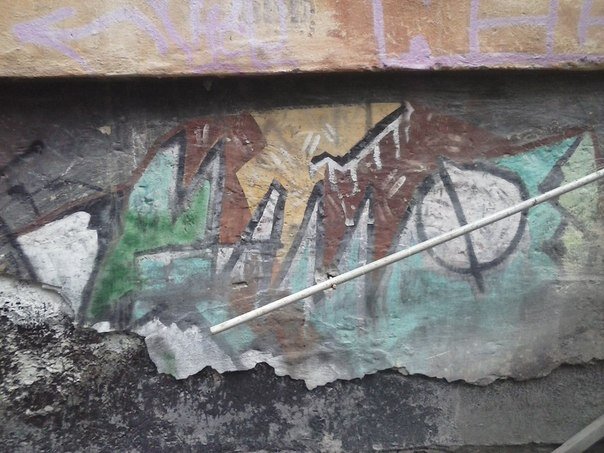 Граффити Ильи Кузьминых на стене его дома в Асбесте еще живо